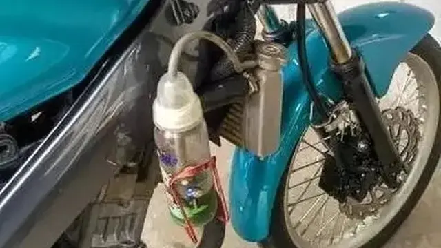6 Potret Tangki Motor Nyeleneh Ini Bikin Petugas SPBU Jadi Tepuk Jidat