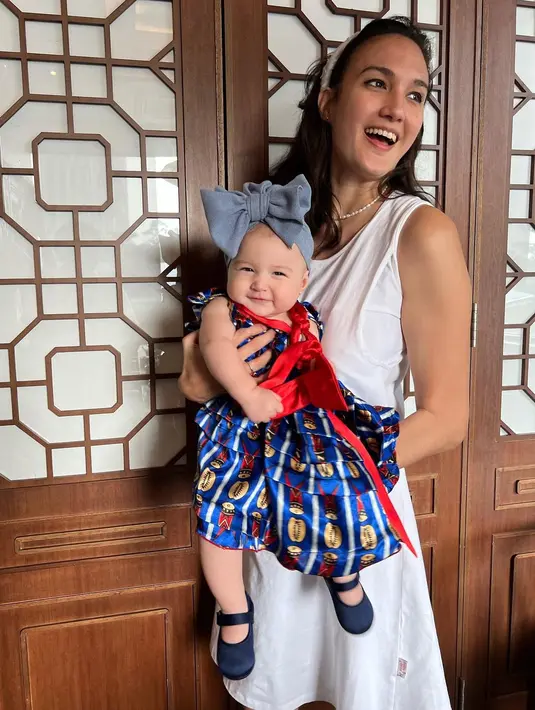 Kini sudah menjadi seorang ibu, Nadine sering membagikan kesehariannya saat momong anak di Instagram. [Foto:IG/nadinelist].