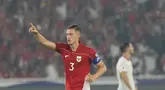 Ekspresi kapten Timnas Indonesia, Jay Noah Idzes, saat laga melawan China dalam laga Kualifikasi Piala Dunia 2026 zona Asia di Stadion Utama Gelora Bung Karno (SUGBK) Senayan, Jakarta, Kamis (5/6/2025). (Bola.com/M. Iqbal Ichsan)