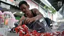 Pedagang memasukkan kembang makam ke dalam plastik saat berjualan di Pasar Rawa Belong, Jakarta, Senin (29/4). Pada hari-hari biasa, pedagang hanya mengantongi Rp 150 ribu per hari. (merdeka.com/Iqbal Nugroho)