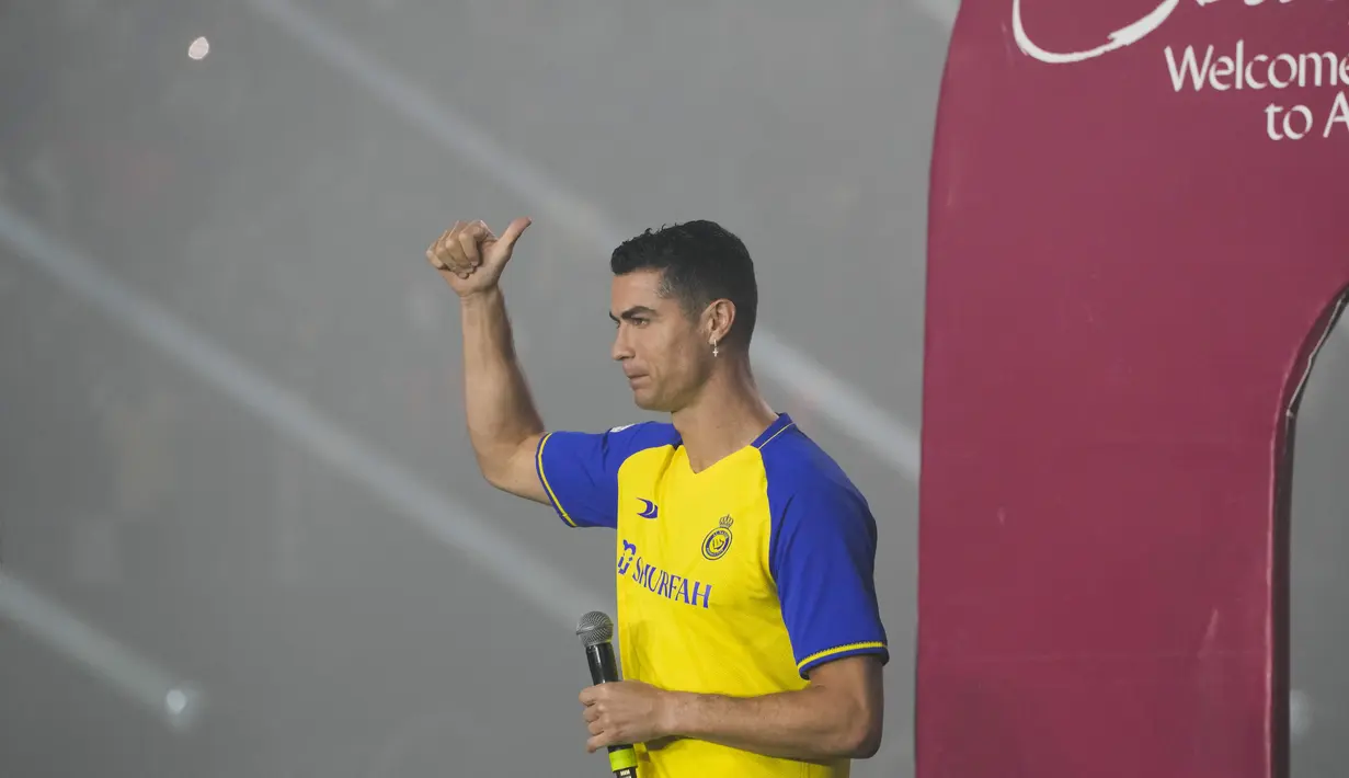 Reaksi Cristiano Ronaldo saat perkenalan resminya sebagai pemain baru klub Al Nassr di Riyadh, Arab Saudi, Selasa (3/1/2023). Ronaldo, yang telah memenangkan lima penghargaan Ballon d'Ors sebagai pemain sepak bola terbaik di dunia dan lima gelar Liga Champions, akan bermain di luar Eropa untuk pertama kalinya dalam karirnya. (AP Photo/Amr Nabil)