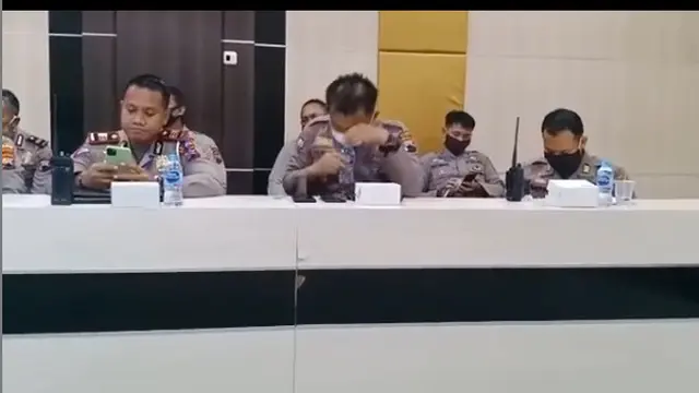Kocak, Polisi Ini Lupa Melepas Maskernya Saat Akan Minum
