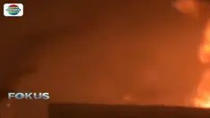 Sebanyak 18 unit mobil pemadam kebakaran diterjunkan untuk memadamkan api dalam kebakaran di Tambora, Jakarta Barat.