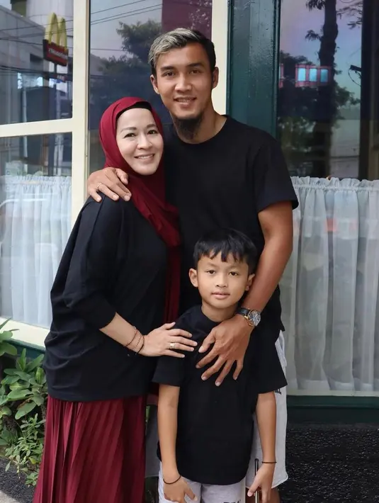 Sekedar informasi, Okie Agustina menikah dengan Gunawan selama 11 tahun. Tidak pernah terdengar kabar miring, tapi kemudian viral foto Gunawan jalan bersama wanita lain. Okie telah melayangkan gugatan cerai di Pengadilan Agama Bogor Jawa Barat pada 10 November 2023. 
 [Instagram/gunawandwicahyo13]