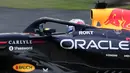 Pembalap Red Bull Racing, Max Verstappen memacu mobilnya dalam Formula 1 GP Sao Paulo di Interlagos, Sao Paulo, Brasil, Minggu (09/11/2025). (AP Photo/Ettore Chiereguini)