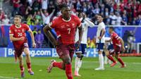 Pemain Swiss, Breel Embolo melakukan selebrasi setelah mencetak gol pertama timnya ke gawang Inggris pada laga perempat final Euro 2024 di Duesseldorf Arena, Duesseldorf, Jerman, Sabtu (06/07/2024). (AP Photo/Frank Augstein)