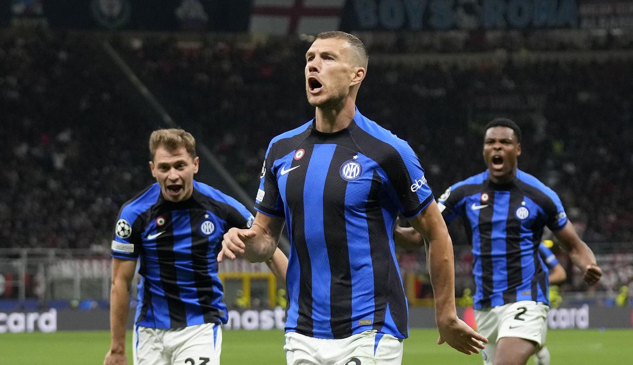 Pemain Inter Milan, Edin Dzeko melakukan selebrasi setelah mencetak gol ke gawang AC Milan pada laga leg pertama semifinal Liga Champions 2022/2023 di San Siro, Milan, Italia, Kamis (11/05/2023) WIB. Laga dimenangkan oleh Nerazzurri dengan skor 2-0. (AP Photo/Antonio Calanni)