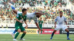 Nama kedua ada bek tangguh asal Inggris, Alie Sessay. Penampilannya yang solid membuat Persebaya hanya mengalami kekalahan sebanyak enam kali dan berhasil finis di peringkat keempat klasemen BRI Liga 1 2021/2022. Ia juga beberapa kali dipercaya oleh Aji Santoso sebagai kapten tim waktu itu. (Bola.com/Wahyu Pratama)