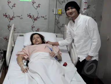 Anji bersama istri dan anak keempatnya saat di Rumah Sakit kawasan Kemang, Jakarta, Sabtu (11/4/2015). Berat anak ke-4 Anji 3,49kg dan panjang 49cm lahir melalui proses sesar (Liputan6.com/Andrian M Tunay) 