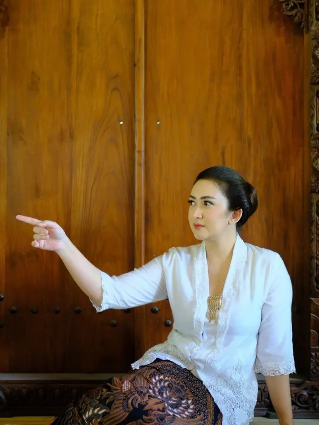 7 Model Kebaya Nafa Urbach, Anggun di Berbagai Momen Spesial