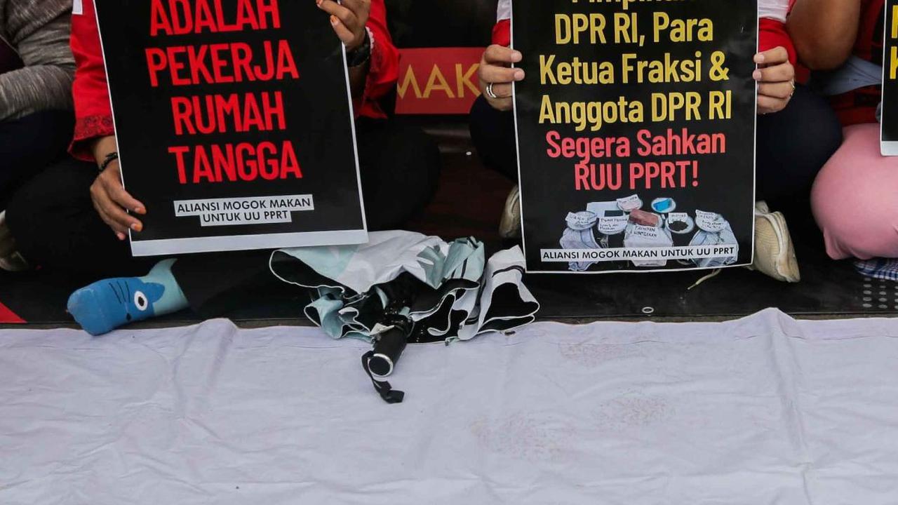 FOTO: Geruduk DPR, Massa Aliansi Mogok Makan Desak RUU PPRT Disahkan
