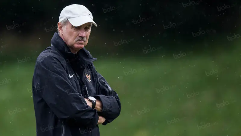 Mimik Serius Alfred Riedl saat Pimpin Latihan Timnas Indonesia