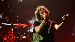 Vokalis Rage Against the Machine, Zack de le Rocha saat membawakan lagu di atas panggung di Madison Square Garden di New York City (8/8/2022). Zack de la Rocha mengalami cedera kaki di awal tur, dan dia telah memainkan pertunjukan dengan duduk sejak saat itu, tetapi dia masih membawa energi yang luar biasa dan masih terdengar hebat. (Theo Wargo/Getty Images/AFP)