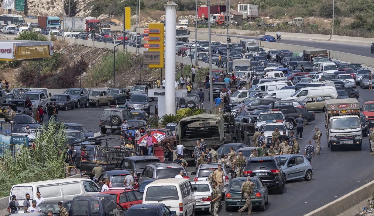 Pemandangan dari sebuah pompa bensin di jalan raya utama saat mobil datang dari segala arah untuk mencoba dan mengisi tangki mereka dengan bensin, di kota pesisir Jiyeh, Jumat (3/9/2021).  Lebanon sedang bergulat dengan krisis ekonomi dan keuangan terburuk dalam sejarah modernnya. (AP/ Hassan Ammar)