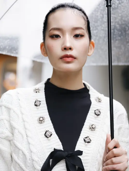 <p>Material kinit dan taburan kilauan manik-manik terjalin secara kontras dan sukses mencuri perhatian mata. Cocok untuk dikenakan untuk akhir pekan, tampilan kasual, hingga semi formal secara effortless. /Foto: dok Masari.</p>