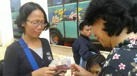 Kisah Inang Lukeria Penjual 'Uang Lebaran' di Terminal Rawamangun