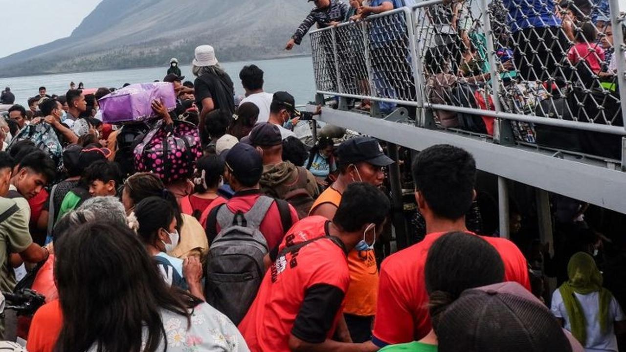Sejumlah warga berbondong-bondong hendak menaiki kapal TNI AL, ketika Gunung Ruang kembali mengalami erupsi, di Pulau Tegulandang, Kabupaten Kepulauan Sitaro, Sulawesi Utara, Rabu (1/5/2024). Gunung Ruang, yang berstatus Level IV atau Awas, hingga kini ma