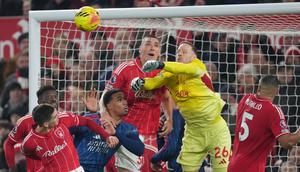 Kiper Nottingham Forest, Matz Sels, melompat untuk mengamankan bola pada pertandingan Liga Inggris melawan Arsenal di City Ground, Nottingham, Sabtu (17/1/2026). (AP Photo/Dave Shopland)
