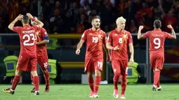 Para pemain Makedonia merayakan gol yang dicetak oleh  Aleksandar Trajkovski ke gawang Italia pada laga Kualifikasi Piala Dunia 2018 di Stadion Olimpico, Turin, Jumat (6/10/2017). Italia ditahan imbang 1-1 dengan Makedonia. (AP/Alessandro Di Marco)