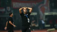 Ekspresi kecewa pelatih kepala Madura United FC, Fabio Araujo Lefundes saat laga pekan ke-10 BRI Liga 1 2022/2023 antara Persija Jakarta melawan Madura United di Stadion Patriot Candrabhaga, Bekasi, Sabtu (17/9/2022). (Bola.com/Bagaskara Lazuardi)