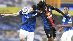 Bek Everton, Michael Keane dan gelandang Crystal Palace, Eberechi Eze bersaing memperebutkan bola pada pekan ke-30 Liga Inggris di Goodison Park, Selasa (6/4) dini hari WIB. Duel Everton vs Crystal Palace harus berakhir imbang dengan skor 1-1. (Peter Powell / Pool via AP)
