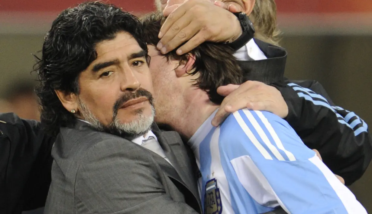 Pelatih Argentina, Diego Maradona, memeluk Lionel Messi usai ditaklukkan Jerman dengan skor 4-0 pada laga Piala Dunia di Stadion Green Point, Afrika Selatan, (3/7/2010). (AFP/Javier Soriano)