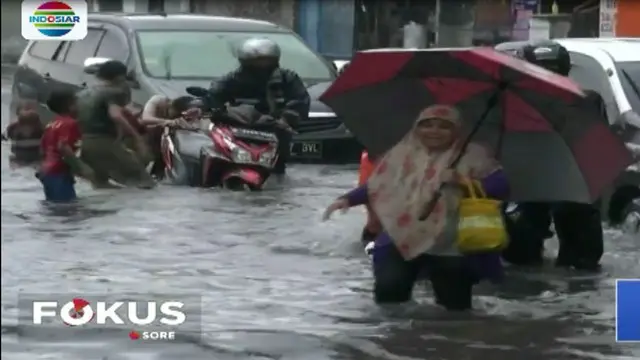 Hujan deras yang mengguyur sebagian wilayah Jakarta, sejumlah sepeda motor mogok akibat mesin terendam air.