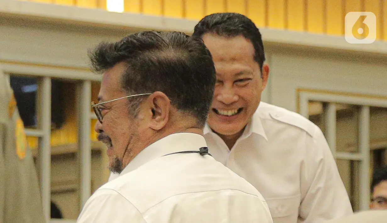 Menteri Pertanian (Mentan) Syahrul Yasin Limpo dan Dirut Perum Bulog Budi Waseso saat mengikuti rapat kerja dengan Komisi IV DPR di Kompleks Parlemen Senayan, Jakarta, Senin (16/1/2023). Raker tersebut membahas mengenai Kinerja Kementerian Pertanian mulai dari program-program kerja yang tidak memberikan dampak signifikan terhadap petani, hingga data stok pangan yang berbeda. (Liputan6.com/Faizal Fanani)