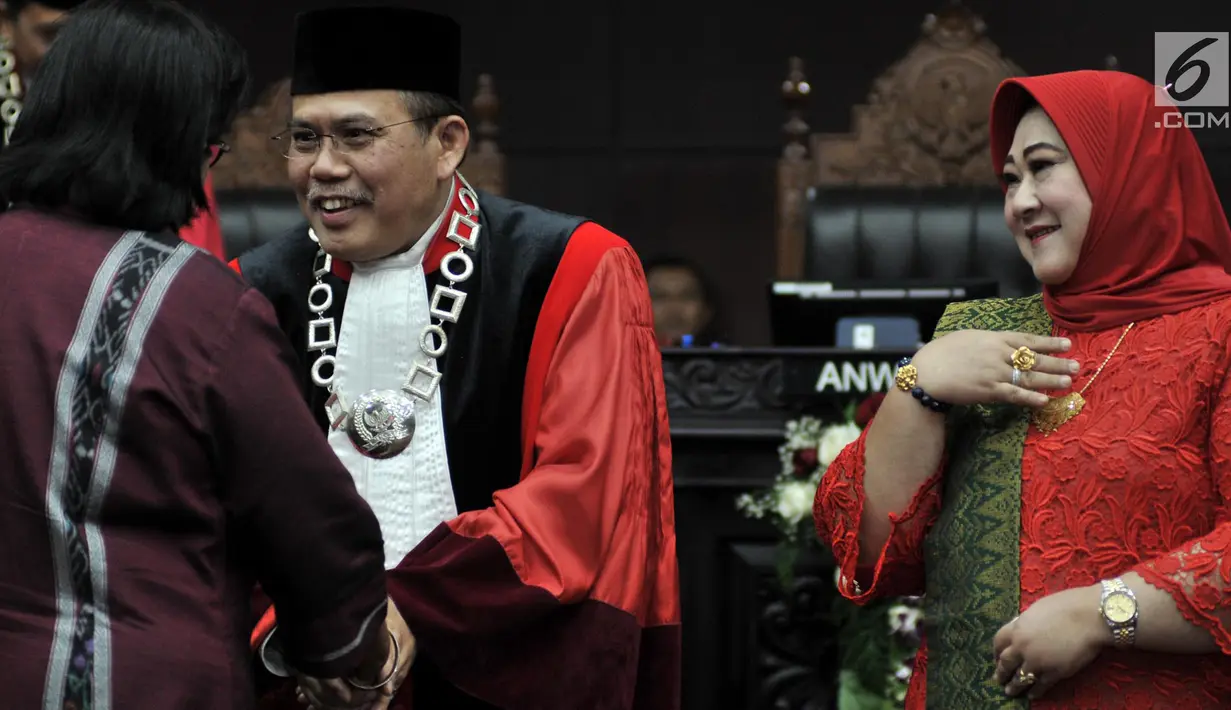 Hakim Konstitusi Aswanto beserta istri menerima ucapan selamat usai dilantik sebagai Wakil Ketua Mahkamah Konstitusi (MK) di Gedung Mahkamah Konstitusi, Jakarta, Selasa (26/3). Aswanto terpilih sebagai Wakil Ketua MK periode 2019-2021 lewat mekanisme pemungutan suara. (merdeka.com/ Iqbal S. Nugroho)