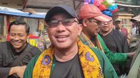 Wali Kota Depok, Mohammad Idris usai mengikuti kegiatan ngubek empang pada Lebaran Depok yang diselenggarakan KOOD di kawasan Cilodong, Depok. (Liputan6.com/Dicky Agung Prihanto)