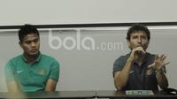 Pelatih Timnas Indonesia, Luis Milla, bersama pemain Timnas Senior, Fachrudin memberi keterangan pers di Jakarta, Senin (05/06/2017). Timnas Indonesia U-22 akan menghadapi laga uji coba melawan Kamboja pada 8 Juni 2017. (Bola.com/M Iqbal Ichsan)