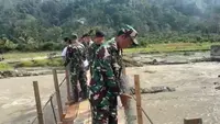 Warga dan TNI Gotong Royong Percepat Pembangunan Jembatan Gantung di Aceh