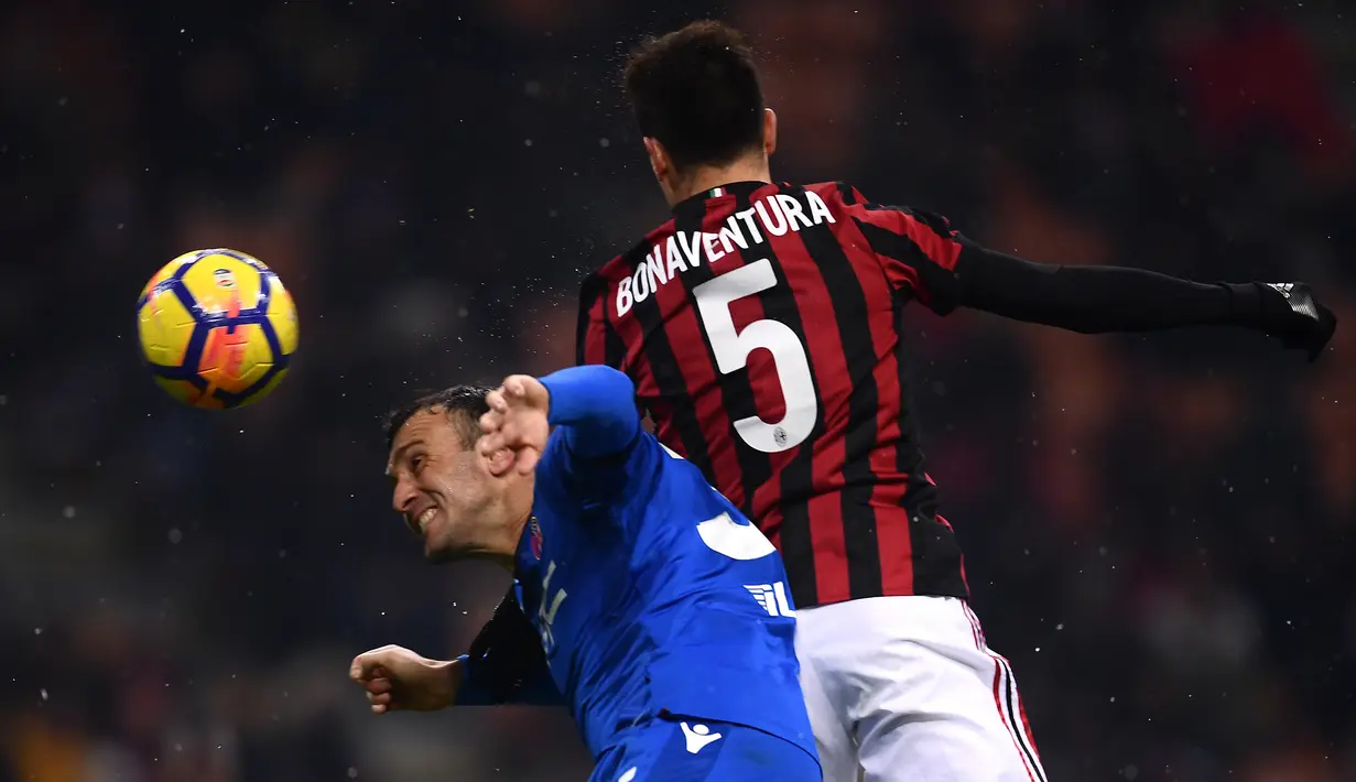 Gelandang AC Milan Giacomo Bonaventura melakukan sundulan kala menjamu Bologna dalam lanjutan pekan ke-16 Liga Italia di Stadion San Siro, Senin (11/12) dini hari. AC Milan menang tipis 2-1 atas Bologna. (AFP PHOTO / MARCO BERTORELLO)