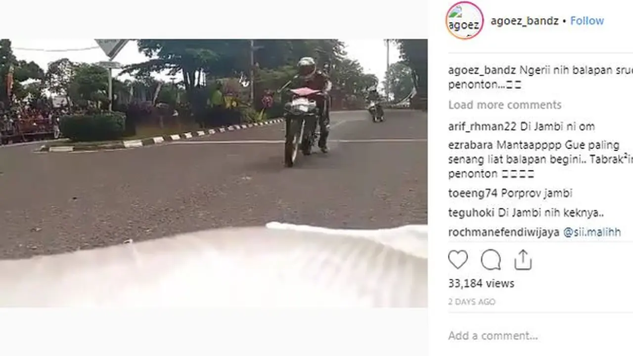 Pembalap menghantam pagar pembatas