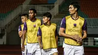 Para pemain pengganti Persita Tangerang, (dari kanan) Syaeful Anwar, Rifky Dwi Septiawan, Altariq Ballah, dan Dallen Ramadhan melakukan pemanasan saat laga pekan pertama BRI Liga 1 2021/2022 melawan Persipura Jayapura di Stadion Pakansari, Bogor, Sabtu (2