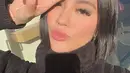 Dalam liburannya ke Jepang, Agnez Mo banyak mengunjungi berbagai tempat. Dalam media sosial Instagramnya, penyanyi yang kini sibuk mengejar karier di Amerika Serikat ini banyak mengabadikan momen serunya di InstaStory. (Liputan6.com/IG/@agnezmo)