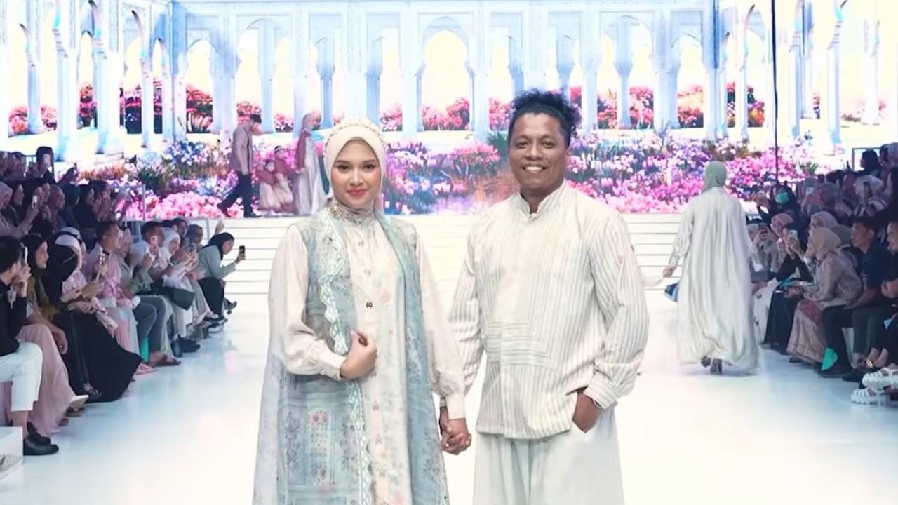 Debut Fashion Show Bareng, Indah Permatasari dan Arie Kriting Tampil Serasi di Runway