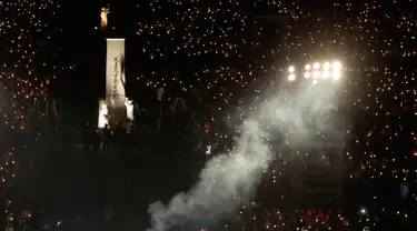 Ribuan warga menyalakan lilin memperingati peristiwa Tiananmen di Hong Kong's Victoria Park, (4/6). Peristiwa ini mengenang tindakan brutal militer Tiongkok kepada mahasiswa yang berdemo di Lapangan Tiananmen, pada 4 Juni 1989.  (AP Photo/Vincent Yu)