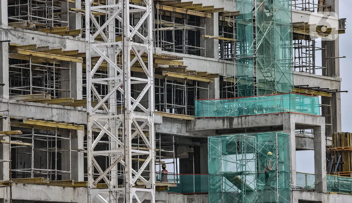 Para pekerja menyelesaikan proyek pembangunan rumah susun sewa (Rusunawa) PIK Pulogadung, Jakarta, Kamis (25/2/2021). Jumlah keseluruhan rusun baru yang dibangun Pemprov DKI Jakarta sebanyak 5.835 unit hunian. (merdeka.com/Iqbal S. Nugroho)