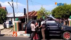 Sejumlah barang berupa senapan angin, busur, anak panah, dan senjata tajam lainnya ditemukan dan disita.