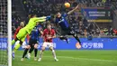 Di sisa laga Inter terus memburu gol penyeimbang, namun pertahanan AC Milan terlalu sukar ditembus. (AFP/Isabella Bonotto)