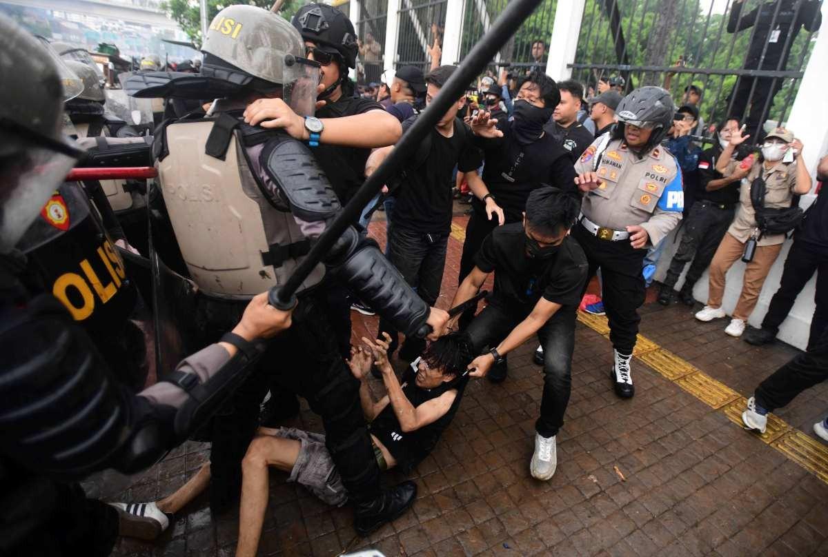 Bentrokan Panas Pengunjuk Rasa vs Polisi di DPR