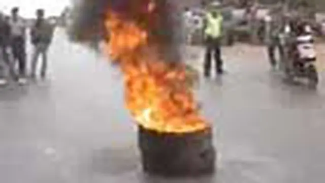 Warga Bakar Ban di Jalan Lintas Sumatera