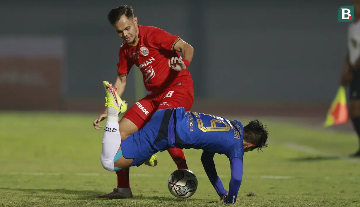 Bek Persija Jakarta, Rezaldi Hehanusa (atas) berebut bola dengan gelandang PSIS Semarang, Septian David maulana dalam dalam laga pekan kedua BRI Liga 1 2021/2022 di Indomilk Arena, Tangerang, Minggu (12/9/2021). (Foto: Bola.Com/M. Iqbal Ichsan)