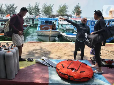 Aktivitas wisatawan saat berkunjung ke Kepulauan Seribu, Kabupaten Administrasi Kepulauan Seribu, Jakarta, Minggu (10/11/2024). (Liputan6.com/Angga Yuniar)