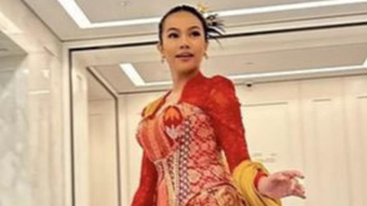 7 Inspirasi Outfit Batik Kombinasi untuk Pesta Pernikahan ala Selebriti Tanah Air
