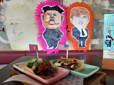 Makanan taco bernama El Trumpo (kanan) dan Rocket Man dihidangkan restoran Lucha Loco  di Singapura, 7 Juni 2018. Makanan itu memanfaatkan momentum pertemuan Donald Trump dan Pemimpin Korea Utara Kim Jong-un di Singapura 12 Juni nanti. (AFP/ROSLAN RAHMAN)