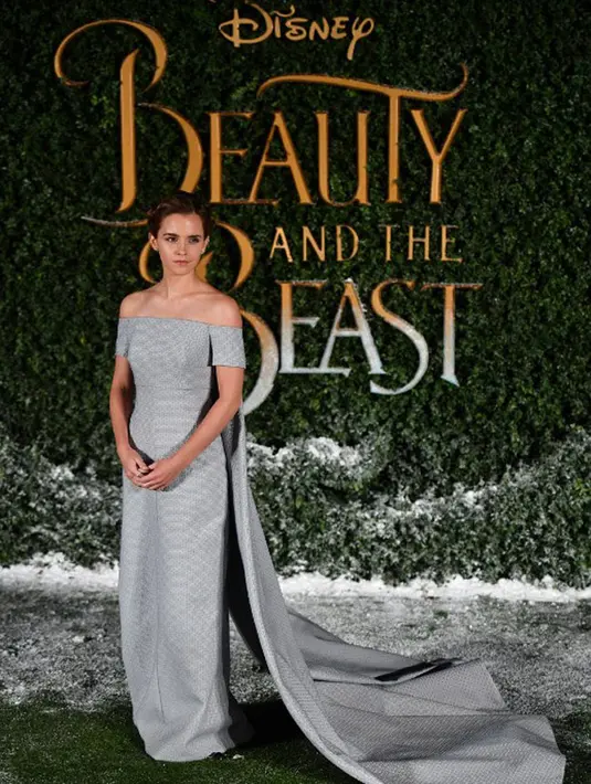 Ketika Emma datang dengan pakaian yang bernuansa glamor, berada di sampingnya Dan Stevens mengenakan setelan jas hitamnya yang mampu membuat tampilannya sangat tampan. (AFP/Bintang.com)