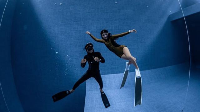 Potret Prilly Latuconsina asyik free diving (credit: https://www.instagram.com/prillylatuconsina96/).