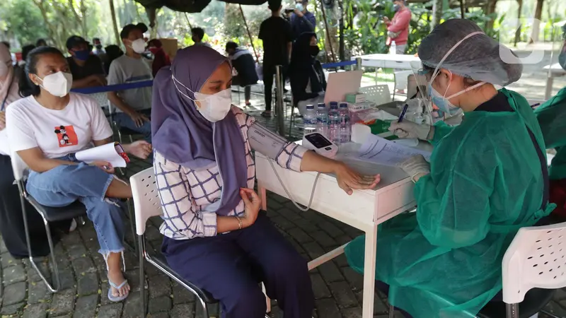 Vaksinasi COVID-19 di Taman Dadap Merah